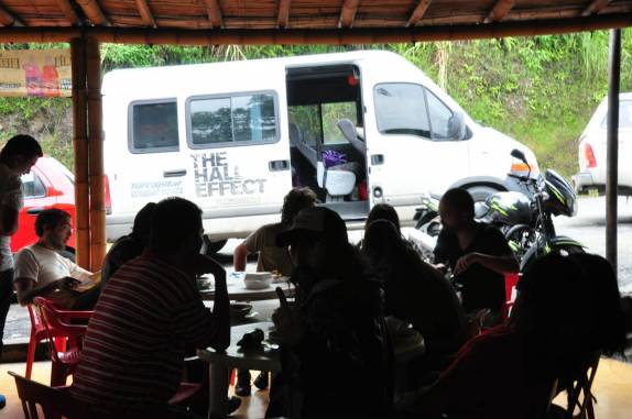 A banda The Hall effect durante a viagem entre Cali e Girardot, na Colômbia